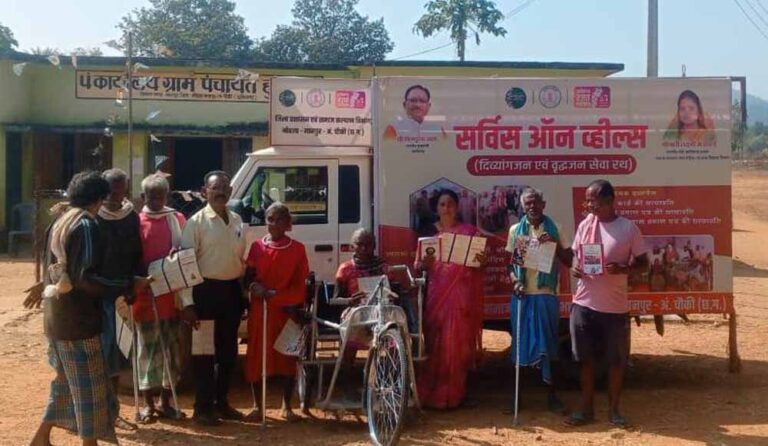 बोड़ेगाँव में ‘सर्विस ऑन व्हील्स’ की दस्तक, 137 लोगों को मिली सरकारी सेवा