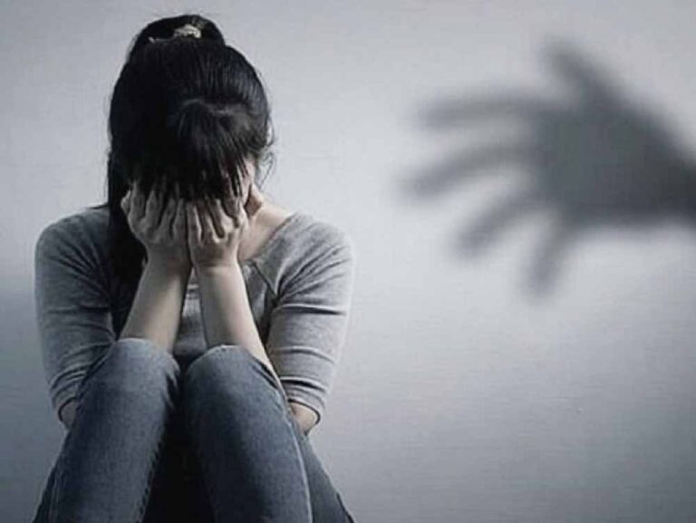 इंदौर मामला: कोचिंग सेंटर में छात्रा से छेड़छाड़ का आरोप, गुस्साए परिजनों ने मैनेजर को पीटा