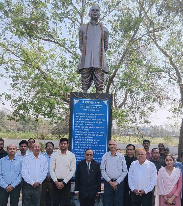 दयाल ने संभाला पदभार प्रो. मनोज दयाल बने माखनलाल यूनिवर्सिटी के नए कुलपति, उच्च शिक्षा में नए विज़न की उम्मीद दयाल ने संभाला पदभार प्रो. मनोज दयाल बने माखनलाल यूनिवर्सिटी के नए कुलपति, उच्च शिक्षा में नए विज़न की उम्मीद