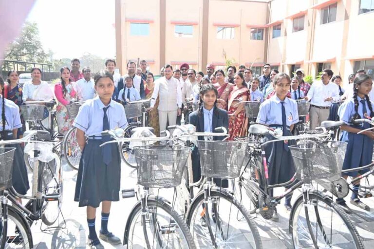 छात्रों को प्रोत्साहन: स्वामी आत्मानंद उत्कृष्ट हिंदी विद्यालय एनसीडीसी के 68 विद्यार्थियों को साइकिल वितरण