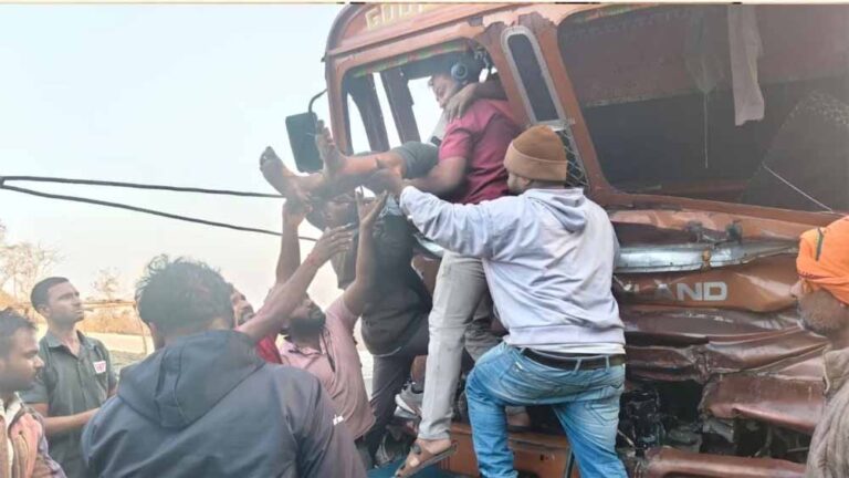 धार में भीषण सड़क हादसा, ट्रक ड्राइवर ने कंटेनर को मारी टक्कर धार में भीषण सड़क हादसा, ट्रक ड्राइवर ने कंटेनर को मारी टक्कर