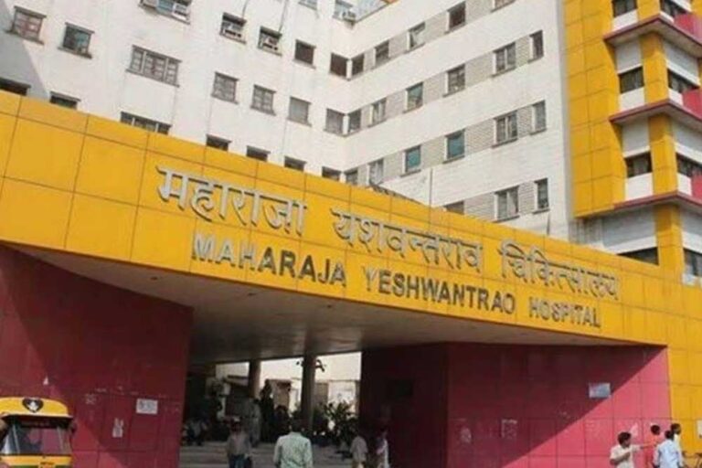 एमवाय अस्पताल में गंदगी का मामला, वायरल वीडियो के बाद कार्रवाई — अधिकारियों को नोटिस और BVG पर जुर्माना एमवाय अस्पताल में गंदगी का मामला, वायरल वीडियो के बाद कार्रवाई — अधिकारियों को नोटिस और BVG पर जुर्माना