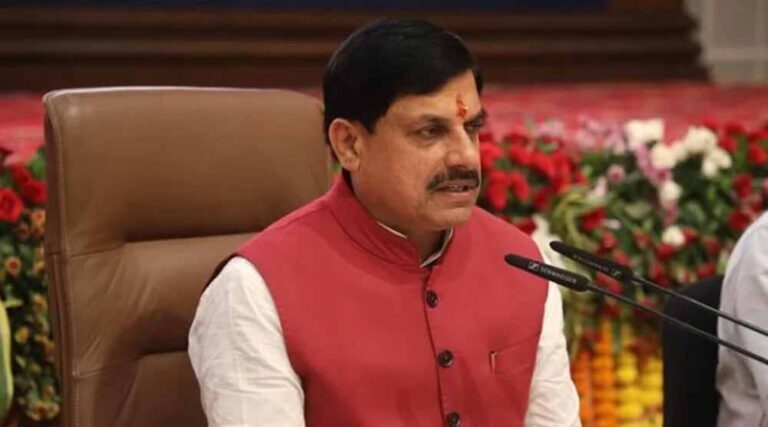 सूखे खेतों में पानी पहुँचने पर मिट्टी उगलती है सोना