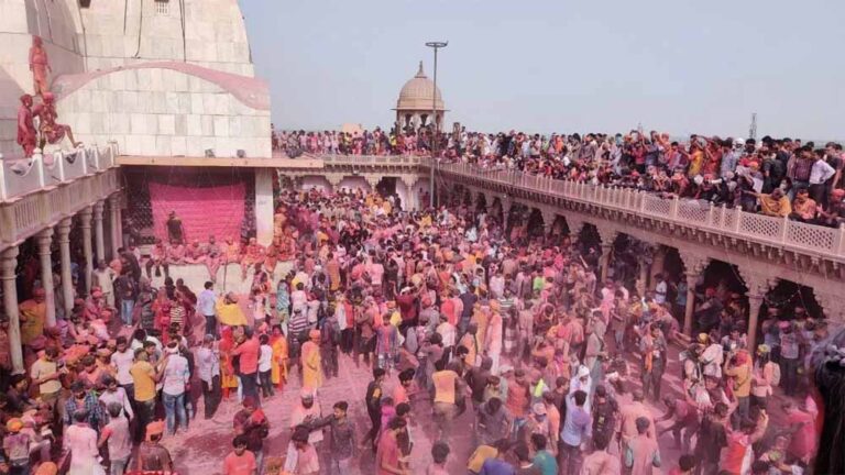 हेलीकॉप्टर से हुरियारों और श्रद्धालुओं पर की गई पुष्प वर्षा