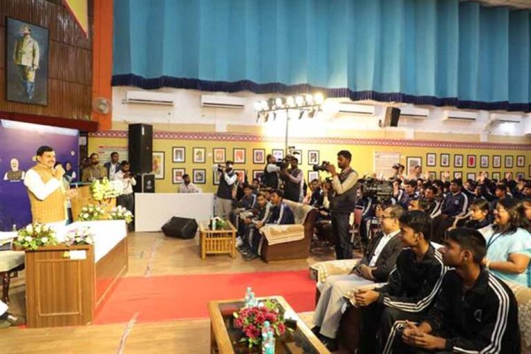 परीक्षा से डरकर नहीं, डटकर आगे बढ़िए