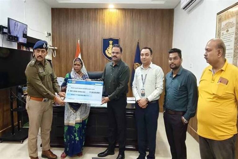 कठिन समय में सुरक्षा और सम्मान की गारंटी — पुलिस मुख्यालय और भारतीय स्टेट बैंक की संयुक्त पहल कठिन समय में सुरक्षा और सम्मान की गारंटी — पुलिस मुख्यालय और भारतीय स्टेट बैंक की संयुक्त पहल