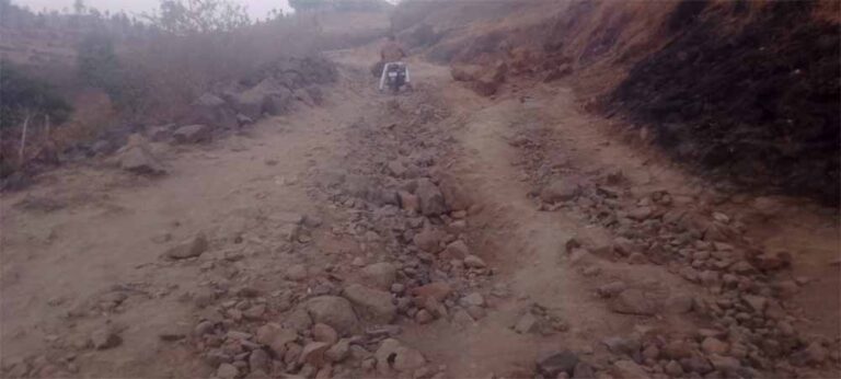 ग्रामीणों को हो रही आने जाने में असुविधा पहुंच मार्ग हुआ गड्ढे पत्थरों में तब्दील ग्रामीणों को हो रही आने जाने में असुविधा पहुंच मार्ग हुआ गड्ढे पत्थरों में तब्दील