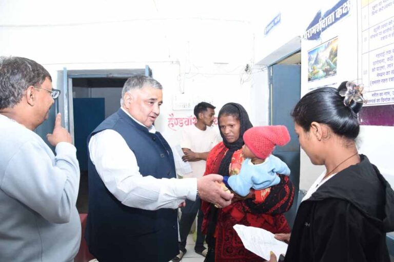 मुख्यमंत्री साय का जन्मदिन सेवा को समर्पित, अस्पताल में मरीजों से मिले मंत्री राजेश अग्रवाल