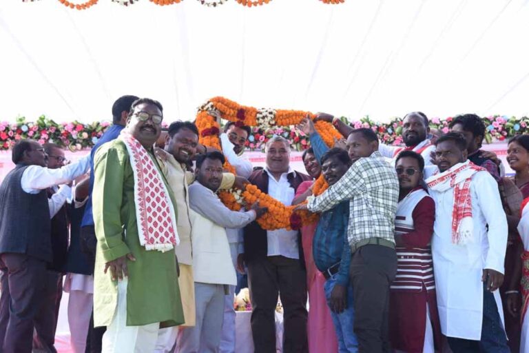 जनजातीय अस्मिता और स्वाभिमान को सशक्त करने का किया आह्वान जनजातीय अस्मिता और स्वाभिमान को सशक्त करने का किया आह्वान