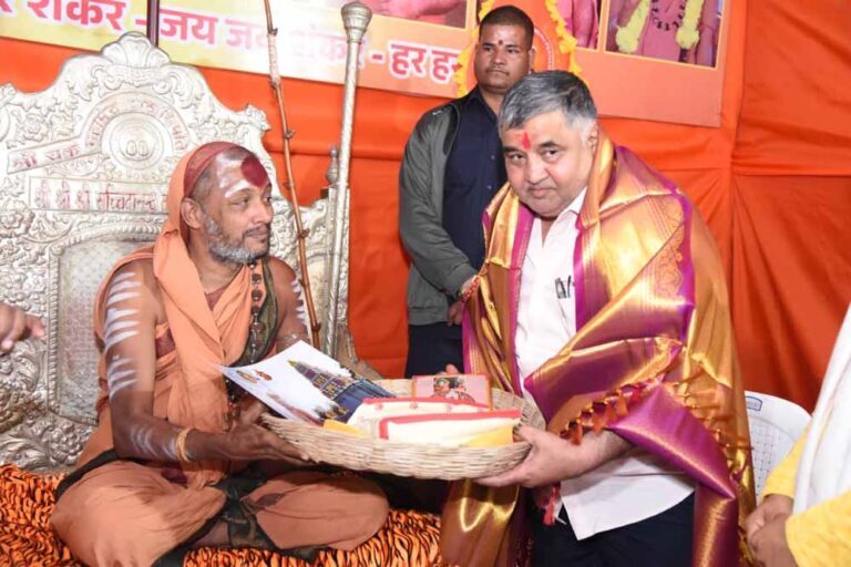 राजिम कुंभ कल्प 2026: पर्यटन एवं संस्कृति मंत्री ने संतों से की मुलाकात, छत्तीसगढ़ी व्यंजनों का स्वाद लिया