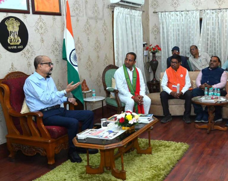 छत्तीसगढ़ रेडक्रॉस सोसायटी की नई टीम ने राज्यपाल डेका से की मुलाकात