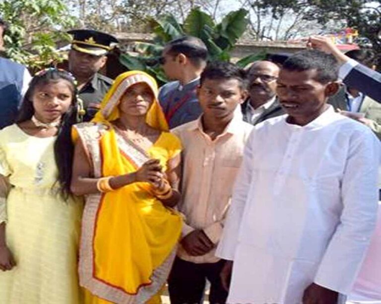 राज्यपाल ने वनांचल ग्राम परसिली में जनजातीय समुदाय से किया संवाद राज्यपाल ने वनांचल ग्राम परसिली में जनजातीय समुदाय से किया संवाद