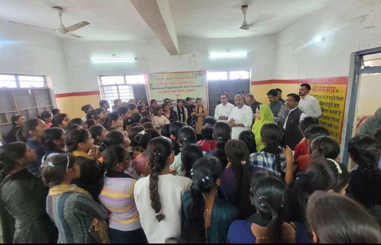 छात्रावास के खाने पर सख्त हुए डॉ. वीरेंद्र खटीक, जिम्मेदारों को लगाई फटकार छात्रावास के खाने पर सख्त हुए डॉ. वीरेंद्र खटीक, जिम्मेदारों को लगाई फटकार