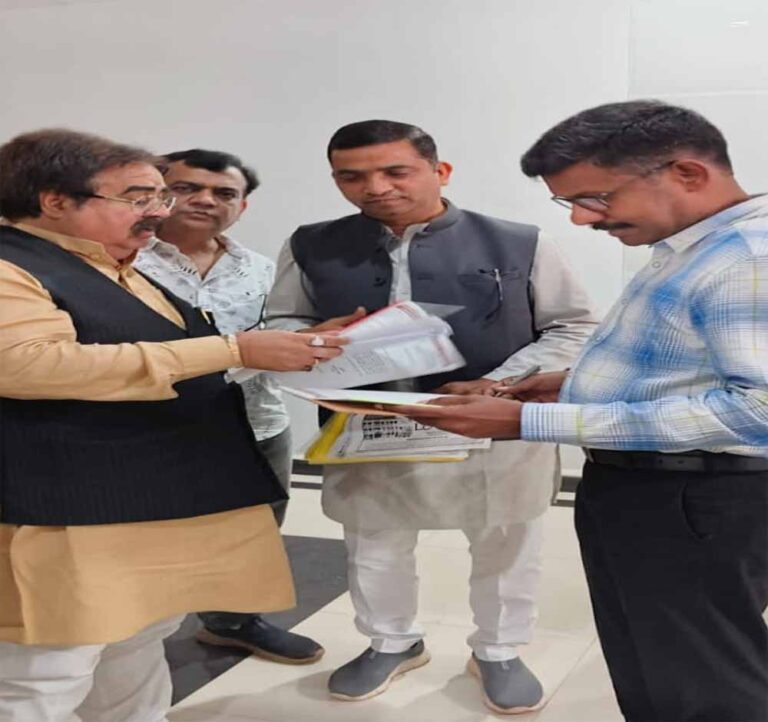 अविलंब सुधारी जाये सड़के -चेंबर कलेक्टर से मिले चेंबर के पदाधिकारी