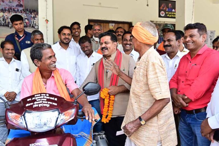 दिव्यांग  धरम सिंह पटेल और  उलख राम पटेल चेहरे पर लौटी मुस्कान