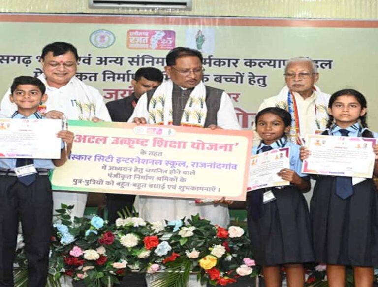 संघर्ष से सफलता तक: मजदूर की बेटी डिंपल कश्यप को मिला शिक्षा का नया आसमान संघर्ष से सफलता तक: मजदूर की बेटी डिंपल कश्यप को मिला शिक्षा का नया आसमान