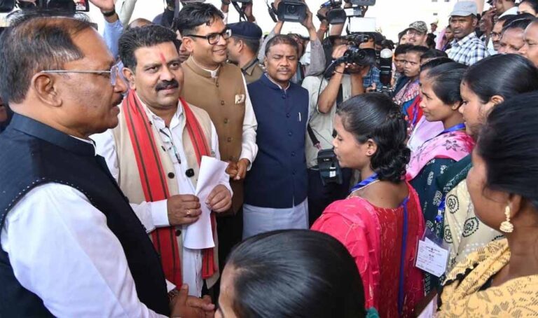 मुख्यधारा की ओर बढ़ते कदम — पुनर्वासित युवाओं ने विधानसभा में देखी जनतांत्रिक प्रक्रिया मुख्यधारा की ओर बढ़ते कदम — पुनर्वासित युवाओं ने विधानसभा में देखी जनतांत्रिक प्रक्रिया