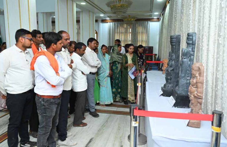 लोकभवन पहुंचे गोद ग्राम बिजली के ग्रामीण, राज्यपाल की पहल से जागी नई उम्मीद लोकभवन पहुंचे गोद ग्राम बिजली के ग्रामीण, राज्यपाल की पहल से जागी नई उम्मीद