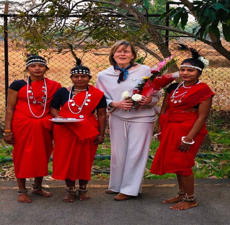 पर्यटन विशेषज्ञ किर्सी ने ग्रामीण महिलाओं संग किया महुआ संग्रहण, बस्तर की जैव विविधता और लोकसंस्कृति से हुए अभिभूत पर्यटन विशेषज्ञ किर्सी ने ग्रामीण महिलाओं संग किया महुआ संग्रहण, बस्तर की जैव विविधता और लोकसंस्कृति से हुए अभिभूत