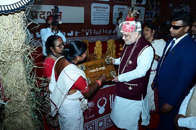 बस्तर पंडुम में दिखी आदिवासी जीवन की झलक, प्रदर्शनी देखकर मंत्रमुग्ध हुए केंद्रीय गृहमंत्री बस्तर पंडुम में दिखी आदिवासी जीवन की झलक, प्रदर्शनी देखकर मंत्रमुग्ध हुए केंद्रीय गृहमंत्री