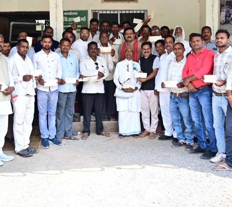 17 कबीर कुटियों को मिली 25-25 हजार रुपए की सहायता राशि 17 कबीर कुटियों को मिली 25-25 हजार रुपए की सहायता राशि