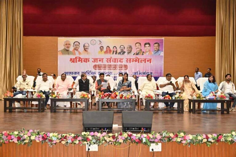 श्रमिकों के आर्थिक और सामाजिक विकास के लिए नवीन लेबर कोड एक ऐतिहासिक निर्णय- श्री योगेश दत्त मिश्रा श्रमिकों के आर्थिक और सामाजिक विकास के लिए नवीन लेबर कोड एक ऐतिहासिक निर्णय- श्री योगेश दत्त मिश्रा