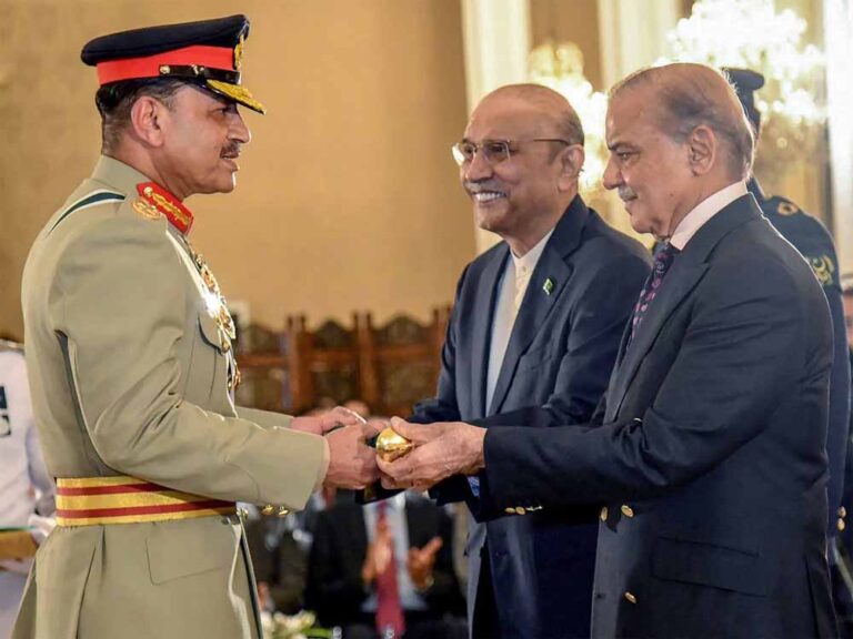 पाकिस्तान के रक्षा मंत्री की दो टूक- ‘आसिम मुनीर नहीं हैं मेरे बॉस’