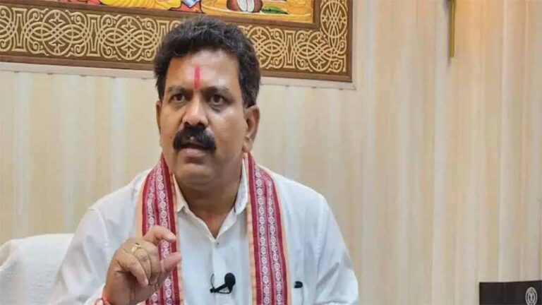 विजय शर्मा का पलटवार: ‘ग्रहण मंत्री’ कहना स्तरहीन, पहले अपने गिरेबान में झांकें विजय शर्मा का पलटवार: ‘ग्रहण मंत्री’ कहना स्तरहीन, पहले अपने गिरेबान में झांकें