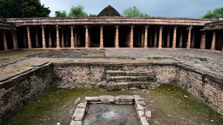 भोजशाला सर्वे रिपोर्ट पर बड़ा खुलासा: दो साल पहले ही पक्षकारों तक पहुंच चुकी थी रिपोर्ट भोजशाला सर्वे रिपोर्ट पर बड़ा खुलासा: दो साल पहले ही पक्षकारों तक पहुंच चुकी थी रिपोर्ट