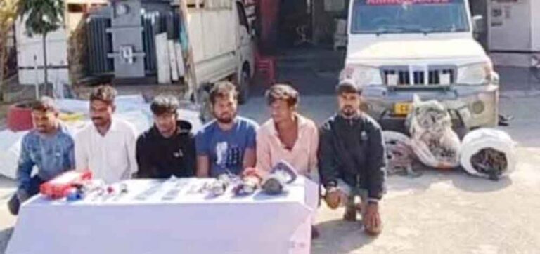 शातिरों का अनोखा भेष: बोलेरो को बनाया एंबुलेंस, कॉपर और एल्युमिनियम की चोरी करते पकड़े गए