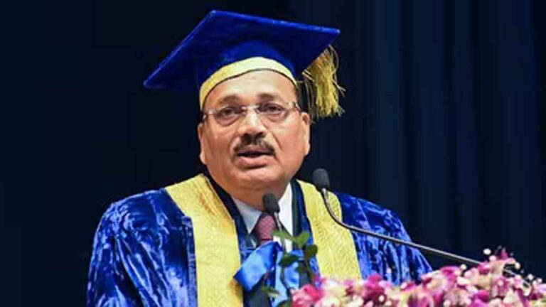 कोर्ट में बढ़ी तल्खी: अडानी-अंबानी का नाम लेते ही CJI सूर्यकांत ने वकील को चेताया