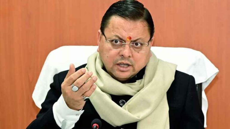 सीएम धामी ने स्कूल के बच्चों के साथ सुनी पीएम मोदी के मन की बात