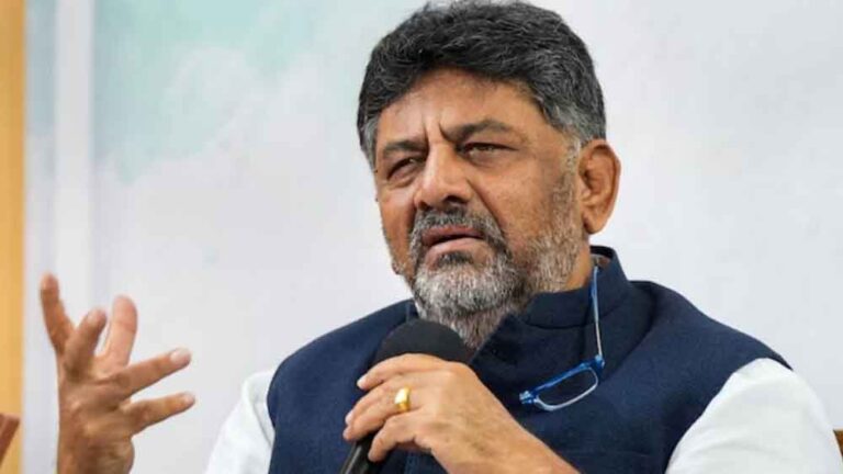 डीके शिवकुमार ने मानी सच्चाई, कहा- पांच योजनाओं का बोझ झेल रही सरकार डीके शिवकुमार ने मानी सच्चाई, कहा- पांच योजनाओं का बोझ झेल रही सरकार