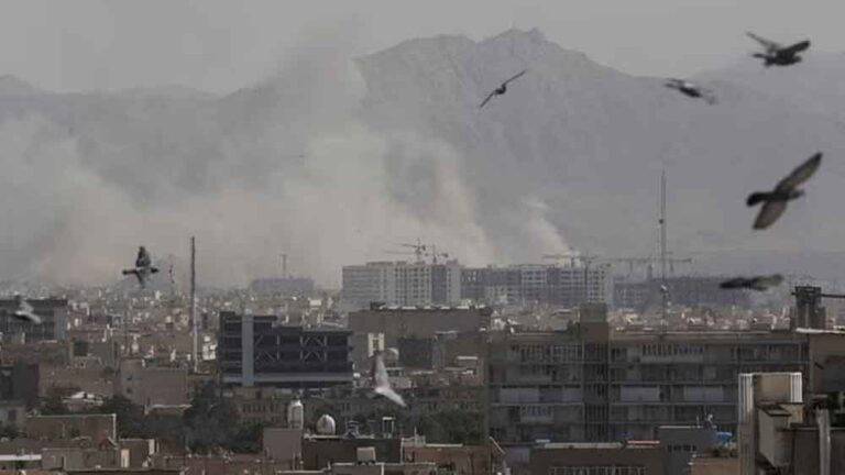 अमेरिकी ठिकानों पर ईरान का कहर, खाड़ी देशों में मचा हड़कंप अमेरिकी ठिकानों पर ईरान का कहर, खाड़ी देशों में मचा हड़कंप