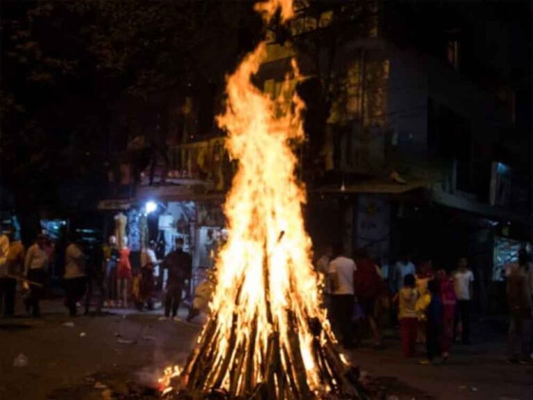 रंगों और भक्ति का महीना मार्च: होलिका दहन से चैत्र नवरात्र तक छुट्टियों की भरमार रंगों और भक्ति का महीना मार्च: होलिका दहन से चैत्र नवरात्र तक छुट्टियों की भरमार