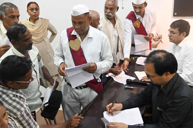 कलेक्टर के जनदर्शन में समस्याओं के निराकरण के दिए निर्देश