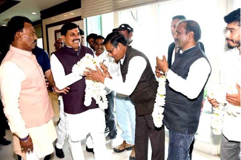 मुख्यमंत्री डॉ. यादव का कुरवाई विधानसभा क्षेत्र के किसानों ने माना आभार मुख्यमंत्री डॉ. यादव का कुरवाई विधानसभा क्षेत्र के किसानों ने माना आभार