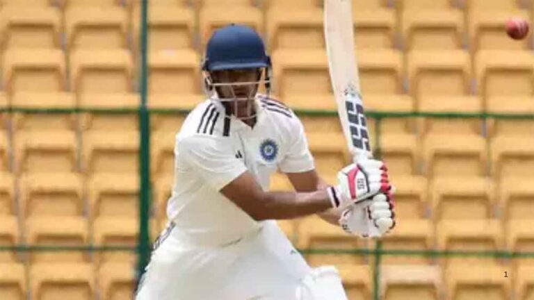 आधी टीम पवेलियन लौटी, मयंक अग्रवाल ने अकेले संभाली पारी