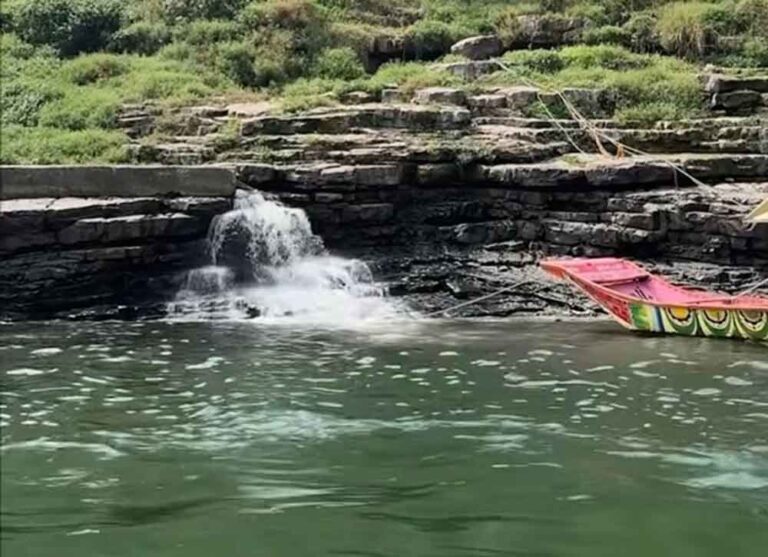 आस्था पर संकट! ओंकारेश्वर में नर्मदा में गिर रहा सीवेज, पवित्रता पर उठे सवाल आस्था पर संकट! ओंकारेश्वर में नर्मदा में गिर रहा सीवेज, पवित्रता पर उठे सवाल