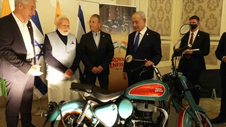 भारत की ‘धांसू’ मोटरसाइकिल का इजराइल में जलवा, मोदी-नेतन्याहू ने किया खास पोज भारत की ‘धांसू’ मोटरसाइकिल का इजराइल में जलवा, मोदी-नेतन्याहू ने किया खास पोज