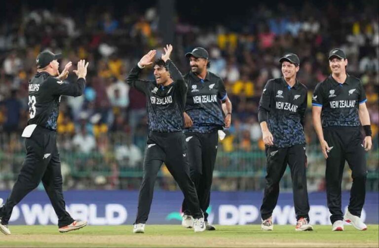 कीवी टीम की नजर आखिरी-4 पर, स्पिनरों से इंग्लैंड की अग्निपरीक्षा कीवी टीम की नजर आखिरी-4 पर, स्पिनरों से इंग्लैंड की अग्निपरीक्षा