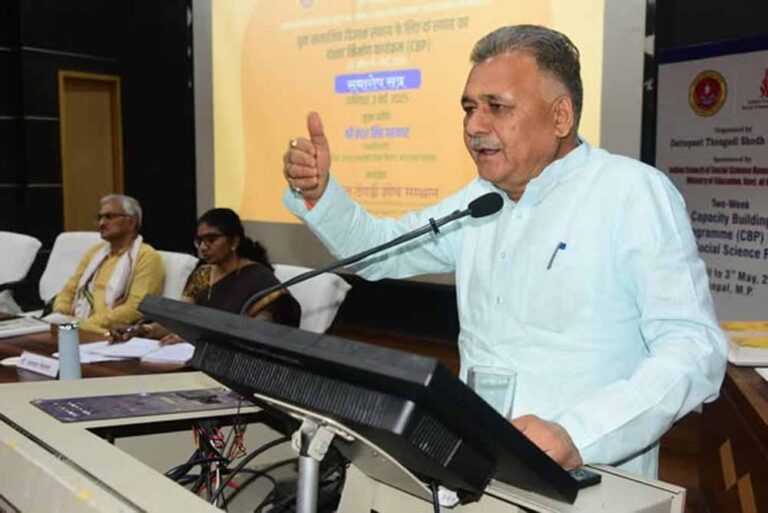 छात्र-छात्राओं को भी शोध पत्र लेखन के लिये करें प्रोत्साहित : मंत्री परमार