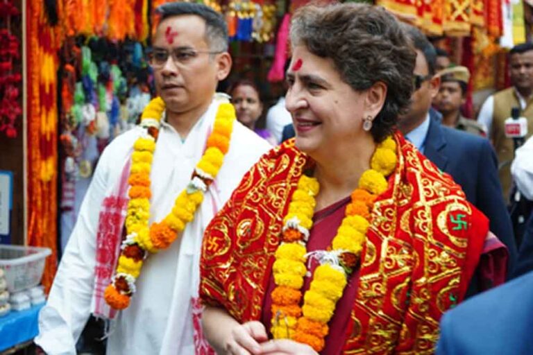 मां कामाख्या के दरबार पहुंचीं प्रियंका गांधी वाड्रा, असम दौरे की शुरुआत पूजा से