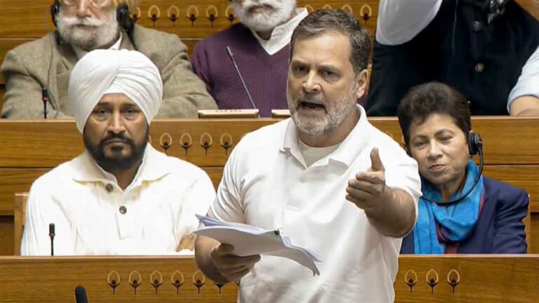 संसद में फिर गरमाया माहौल: राहुल की स्पीच के दौरान हंगामा, स्पीकर तक पहुंचे पेपर संसद में फिर गरमाया माहौल: राहुल की स्पीच के दौरान हंगामा, स्पीकर तक पहुंचे पेपर