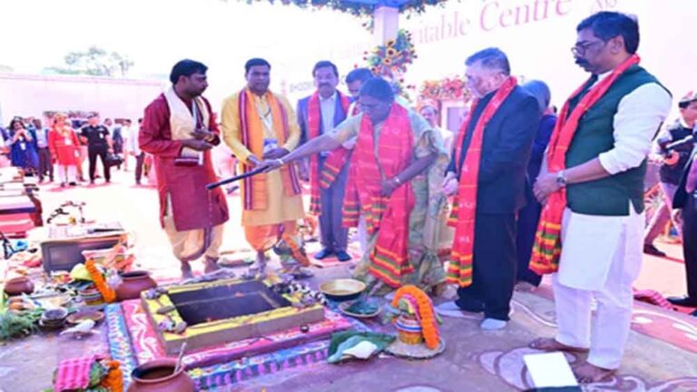 मंदिर भूमिपूजन में राष्ट्रपति बोलीं—‘भेदभाव नहीं, सबके लिए है भगवान जगन्नाथ का आशीर्वाद’ मंदिर भूमिपूजन में राष्ट्रपति बोलीं—‘भेदभाव नहीं, सबके लिए है भगवान जगन्नाथ का आशीर्वाद’