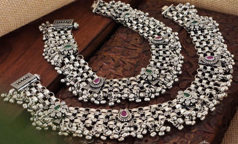 Silver Price Crash: चांदी में मचा हंगामा, 40% गिरावट, भारत में तेजी से हुआ क्रैश Silver Price Crash: चांदी में मचा हंगामा, 40% गिरावट, भारत में तेजी से हुआ क्रैश