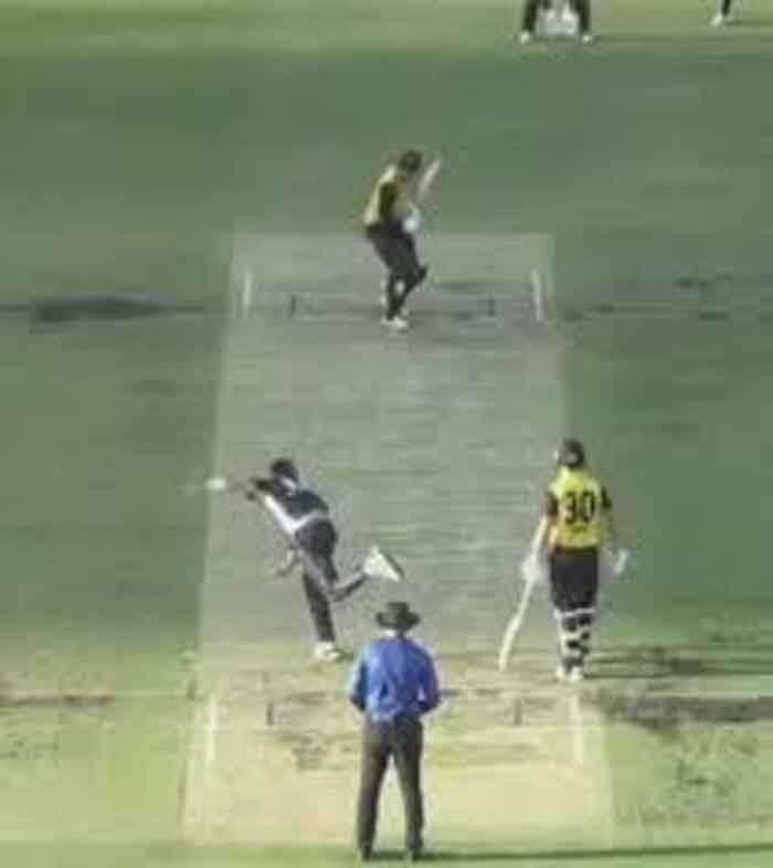 बिना शॉट खेले छक्का, क्रिकेट मैदान पर दिखा चौंकाने वाला नजारा बिना शॉट खेले छक्का, क्रिकेट मैदान पर दिखा चौंकाने वाला नजारा