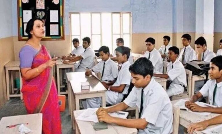 MP में 70 हजार अतिथि शिक्षकों को तगड़ा झटका, ये कदम नहीं उठाया तो नौकरी पर बन सकती है खतरे की तलवार MP में 70 हजार अतिथि शिक्षकों को तगड़ा झटका, ये कदम नहीं उठाया तो नौकरी पर बन सकती है खतरे की तलवार