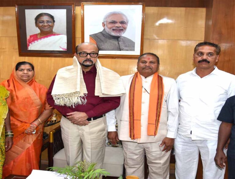 राष्ट्रपति पुरस्कार विजेता ढोकरा शिल्प कलाकारों की राज्यपाल  रमेन डेका से सौजन्य मुलाकात