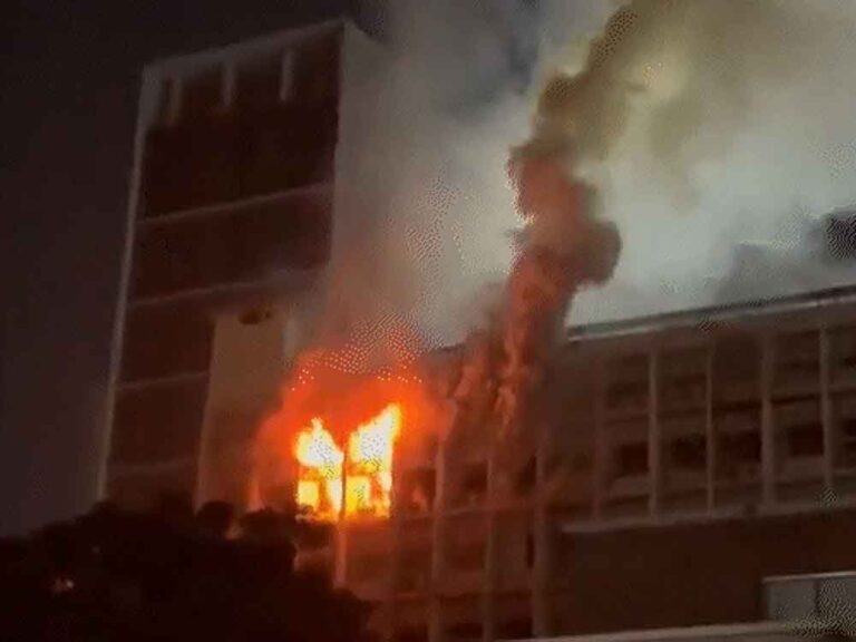 पश्चिम बंगाल के टॉलीगंज में हाई-प्रोफाइल बिल्डिंग में आग, सेलेब्रिटीज़ को घर छोड़ना पड़ा